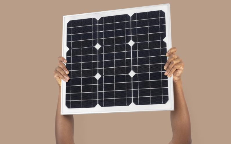 medio-ambiente-energia-renovable-mano-panel-solar-980x653